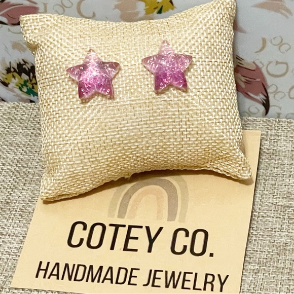 3 for $10 🛍️ Cotey Co. Handmade Sparkling Acrylic Star Shaped Stud Earrings NWT - Picture 1 of 4
